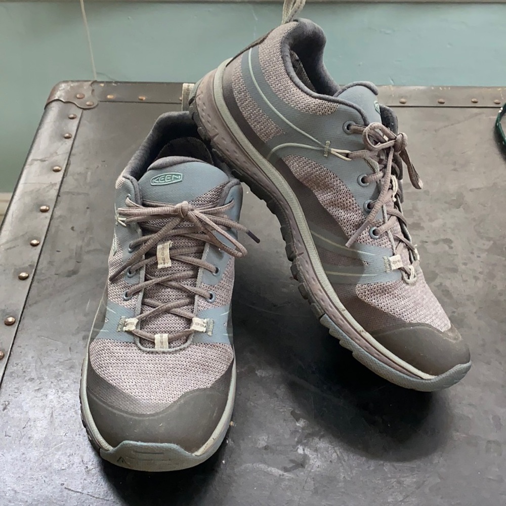 Keen sneakers size 9